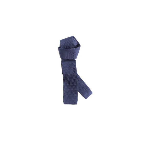 Cravate fabriquée en maille tressée difficilement froissable.